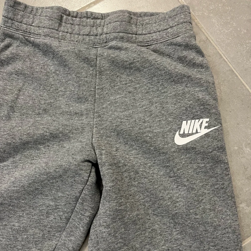 Girls Nike Kids Charcoal Gray Sweatpants. Size medium - Picture 2 of 4